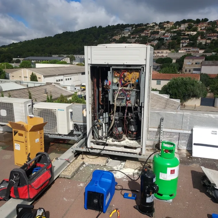 Remplacement d'un compresseur et carte sur VRV Daikin sur Marseille